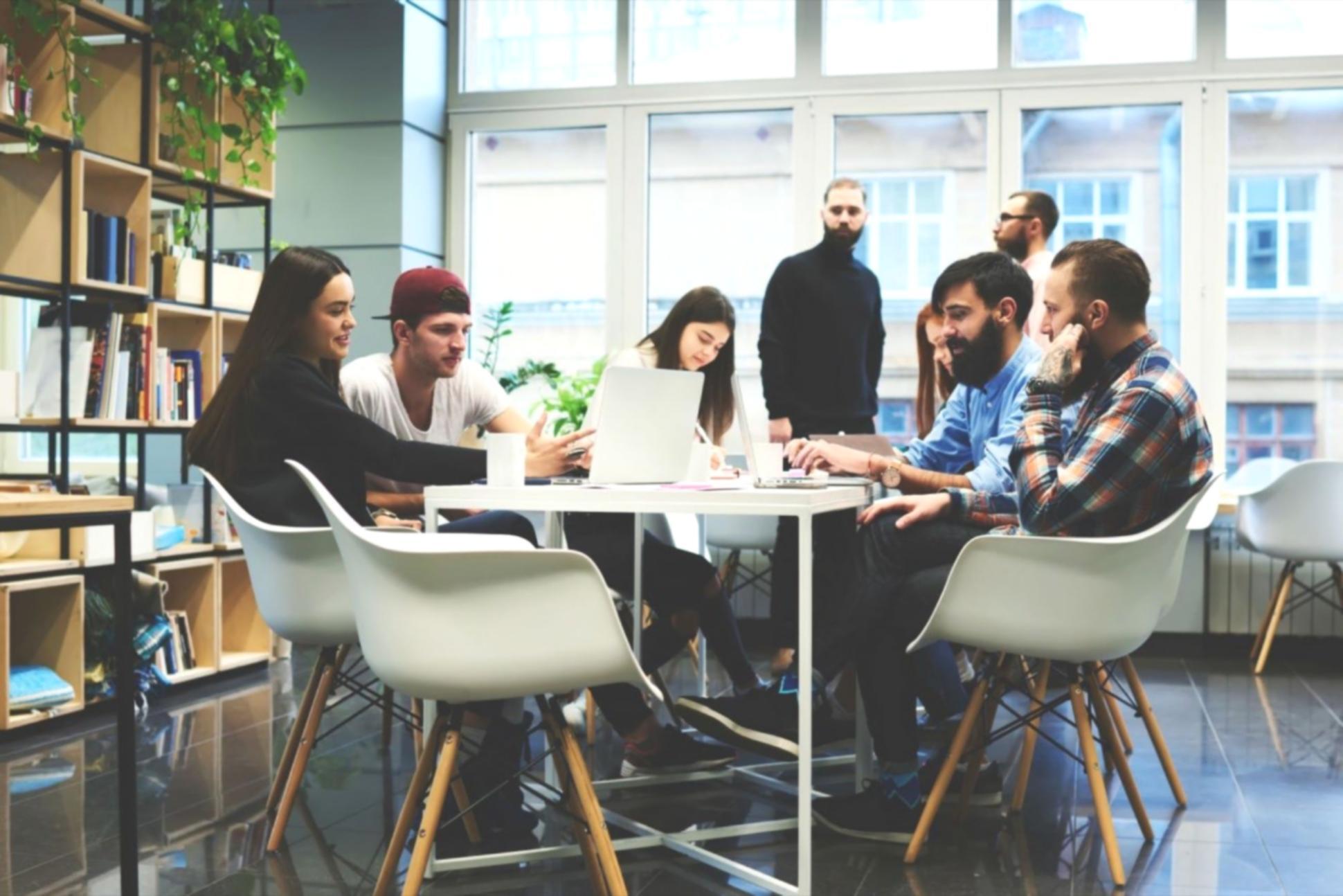 Процес створення сатиричного тексту за робочим столом